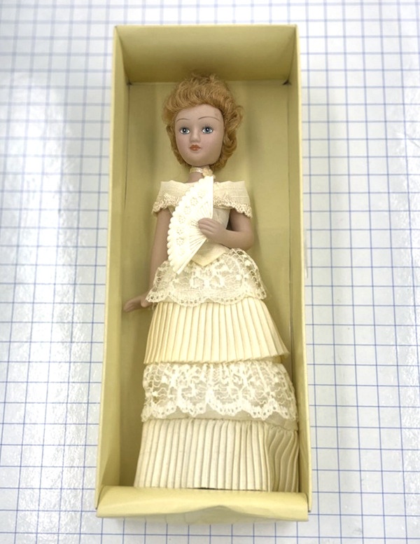№a2853 Кукла - привлекательная дама